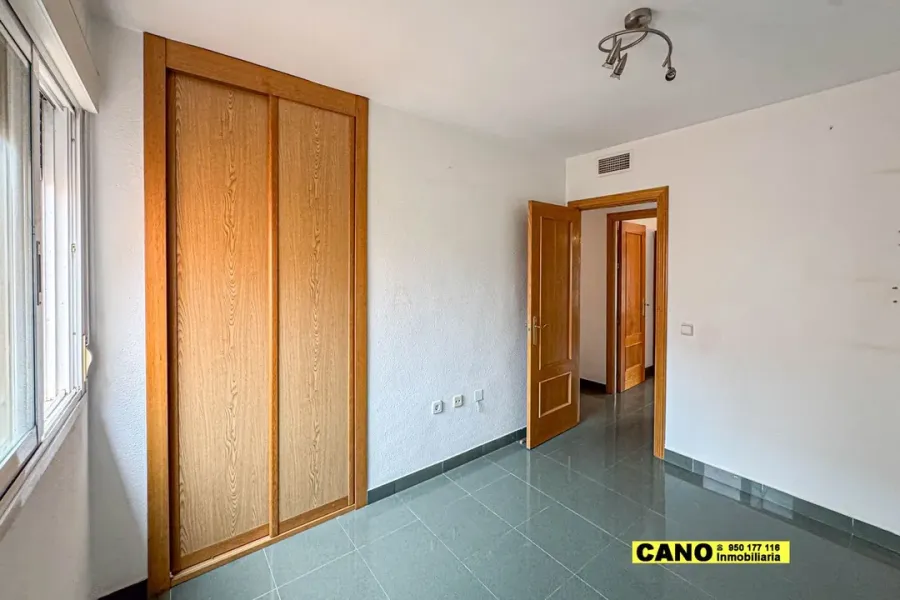 Spacious, Sunny Almería Apartment with Terrace and Garage - Image 3