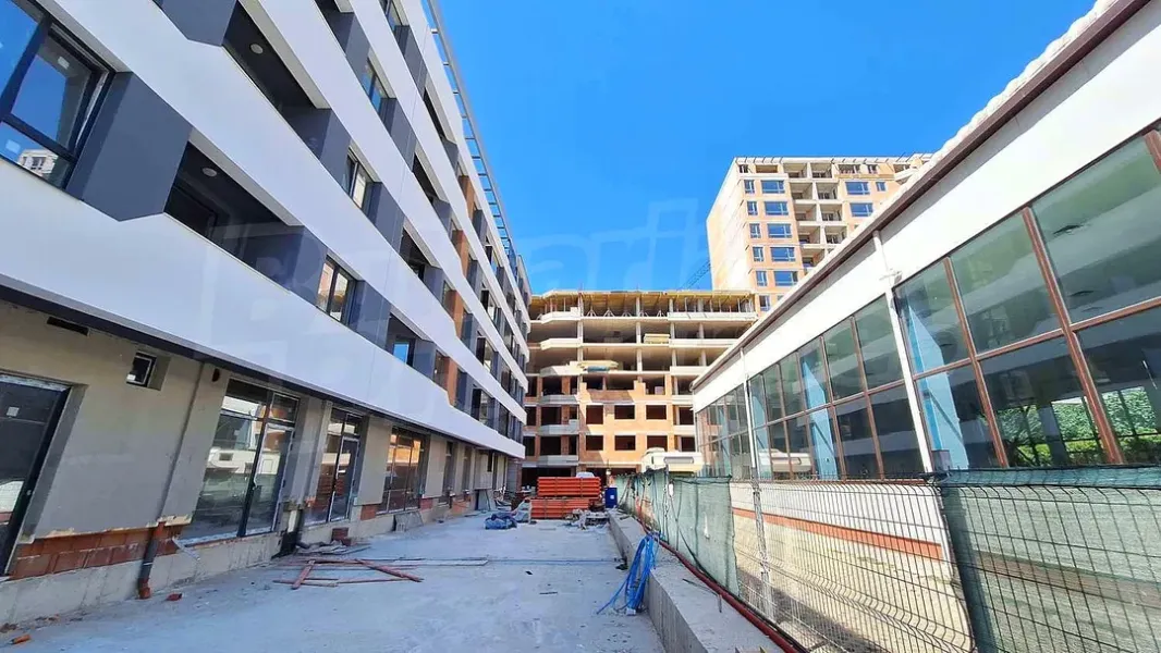 Spacious One-Bedroom Apartment with Park Views in Varna - Image 3