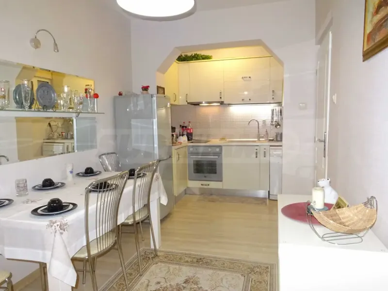 Stylish 3-Bed Apartment Near Red Square, Varna, Bulgaria - Image 3
