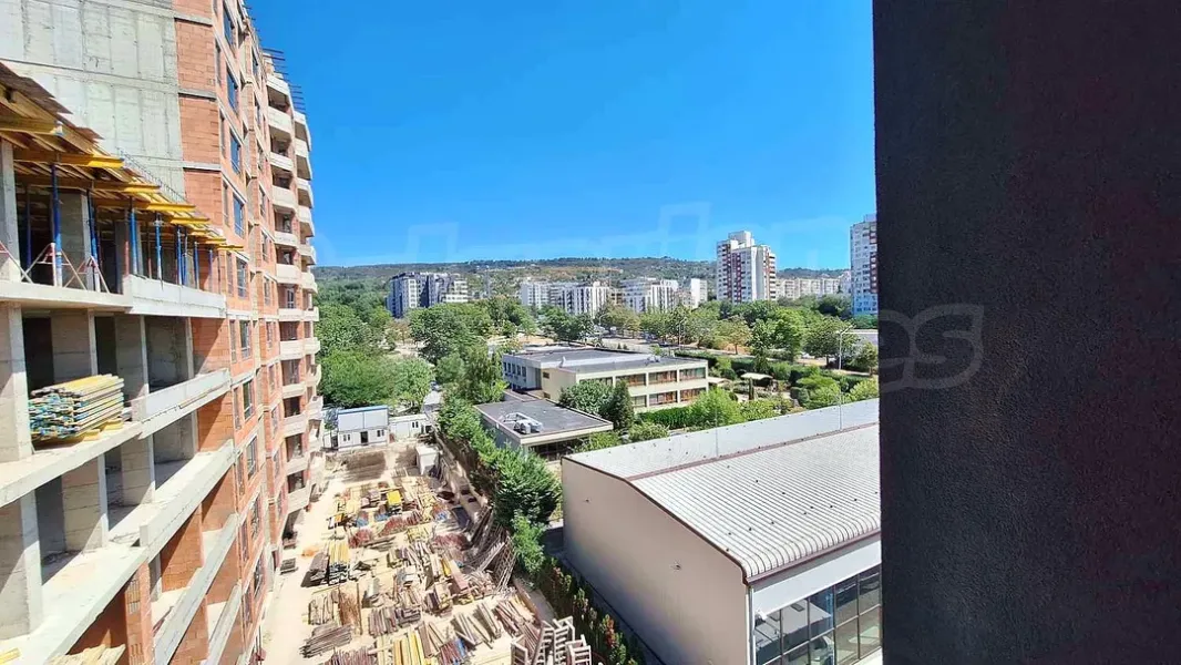 Spacious One-Bedroom Apartment with Park Views in Varna - Image 4