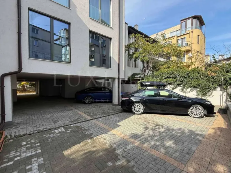 Stylish Studio Apartment with Sea Views in Varna's Greek Quarter - Image 1