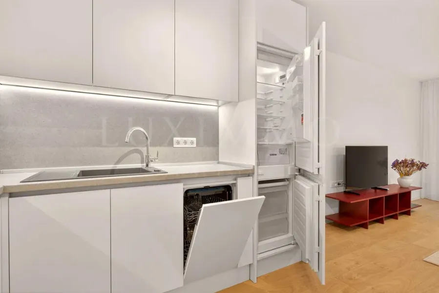 Stylish One-Bedroom Apartment in Varna's Heart – Fully Furnished - Image 3