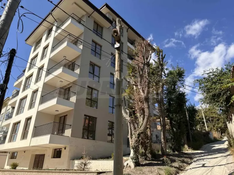 Spacious 2-Bedroom Apartment with Sea Views - Image 1