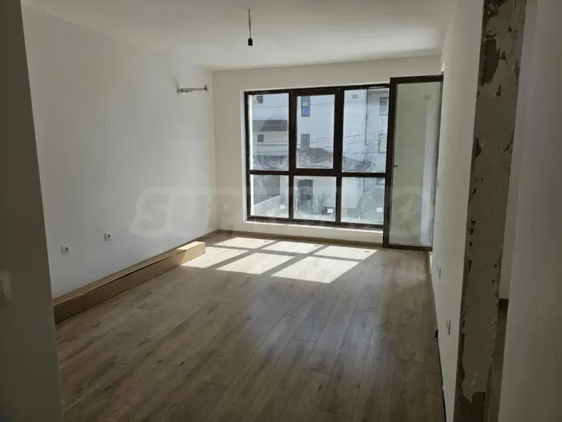 Spacious 2-Bedroom Apartment with Sea Views - Image 2