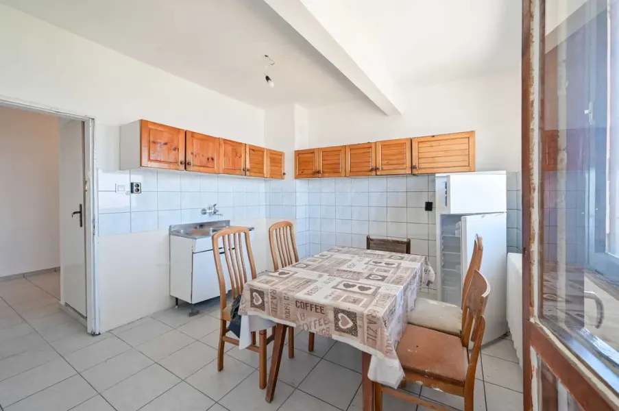 Spacious 3-Bedroom Apartment with Panoramic Views - Image 2