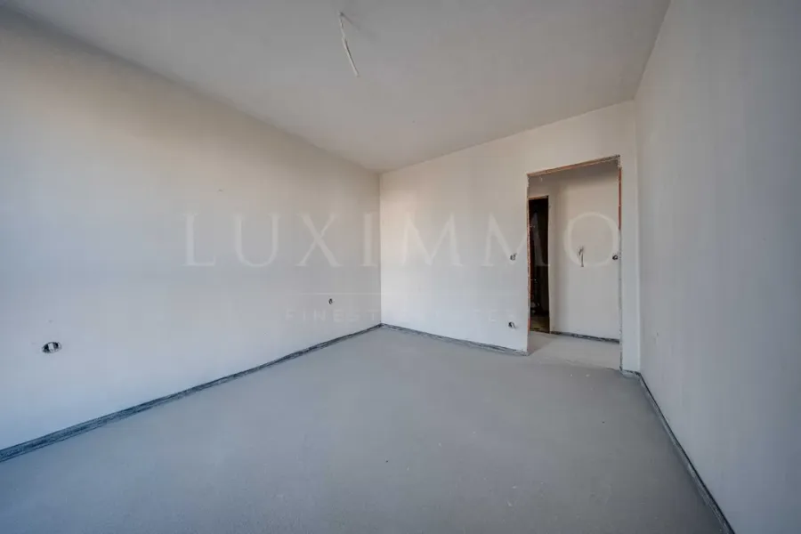 Spacious One-Bedroom Apartment with Yard in Malinova Dolina - Image 1