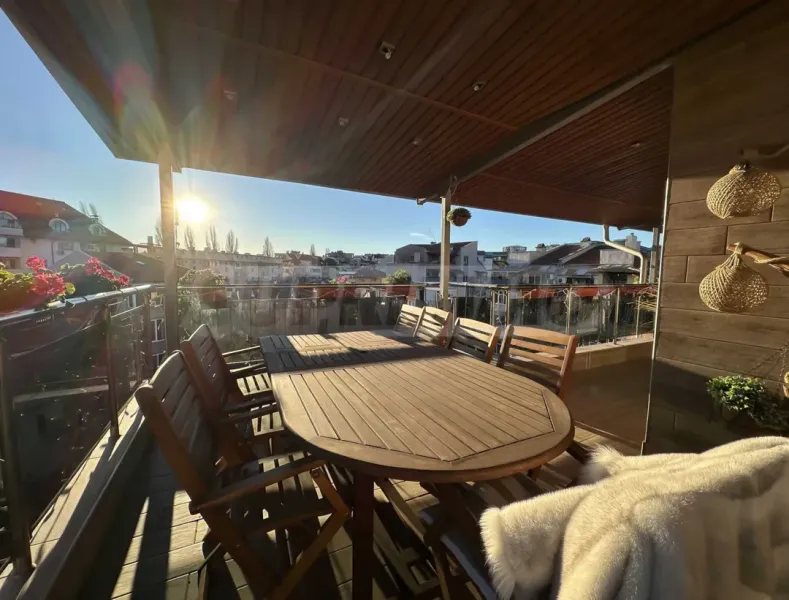 Spacious Panorama Apartment with Private Yard & Dual Parking - Image 4