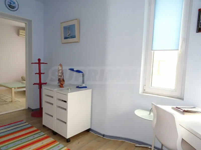 Stylish 3-Bed Apartment Near Red Square, Varna, Bulgaria - Image 2