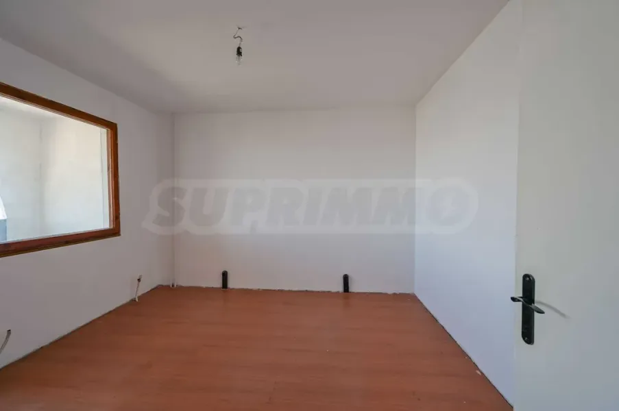 Spacious 3-Bedroom Apartment with Panoramic Views - Image 1
