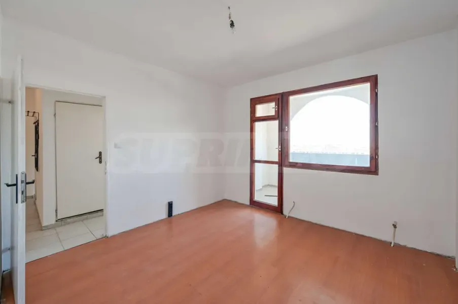 Spacious 3-Bedroom Apartment with Panoramic Views - Image 5
