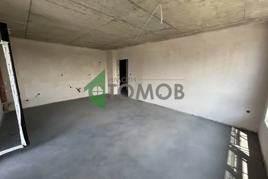 Spacious 4-Bedroom Apartment in Secure Azimov Complex, Stara Zagora - Image 4