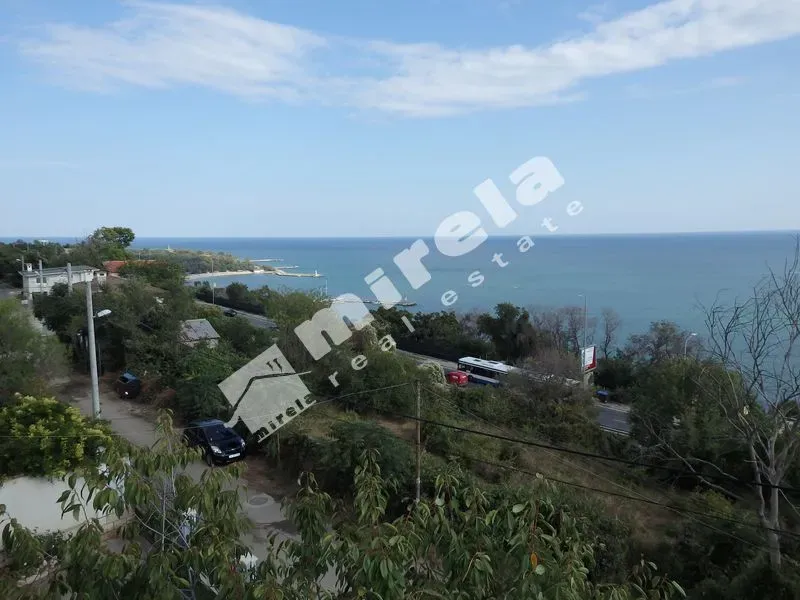 Luxury Waterfront Estate with Stunning Panoramic Views - Image 2