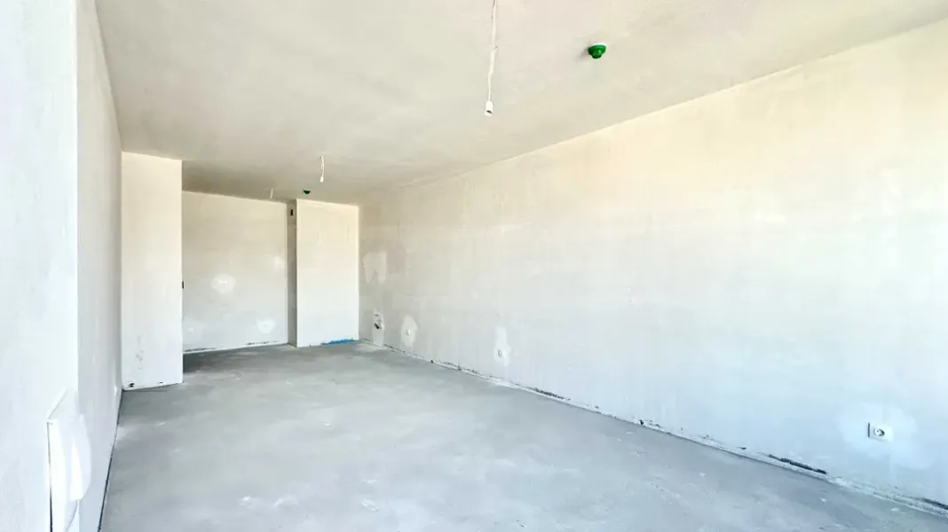 Spacious Smart Tower Apartment with Stunning City & Mountain Views - Image 3