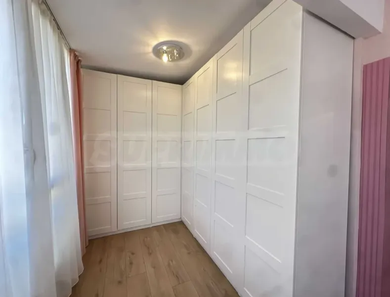 Spacious Panorama Apartment with Private Yard & Dual Parking - Image 3