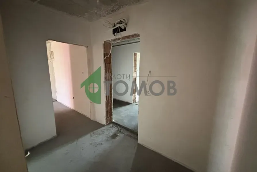 Spacious 4-Bedroom Apartment in Azimov Complex, Stara Zagora - Image 5