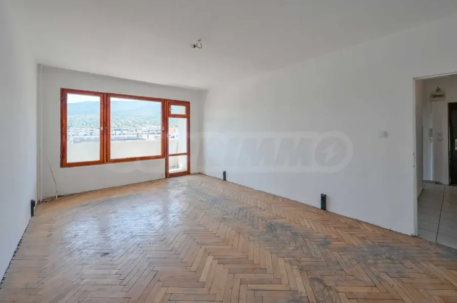 Spacious 3-Bedroom Apartment with Panoramic Views - Image 4
