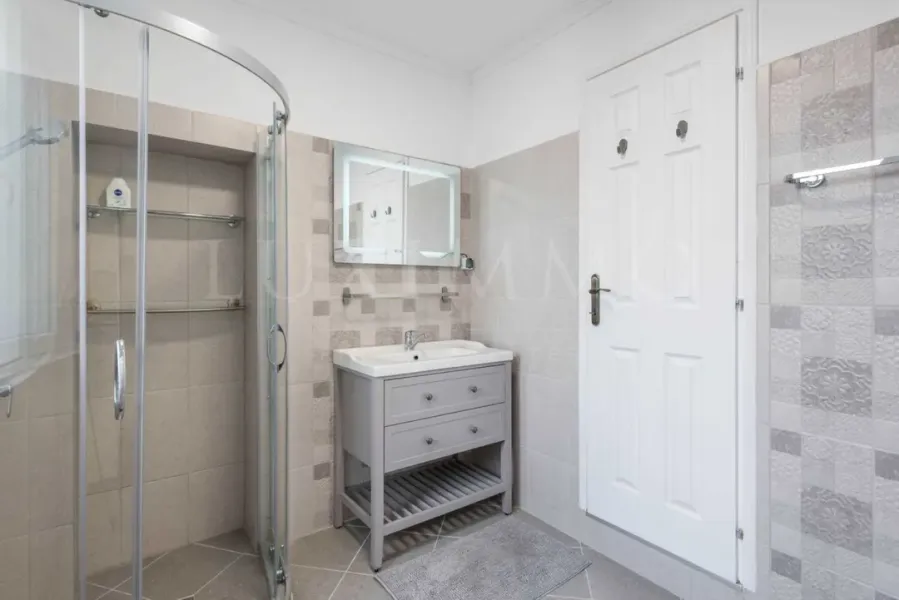 Luxury Renovated 5-Bedroom Apartment in Varna's "Greek Quarter" - Image 4