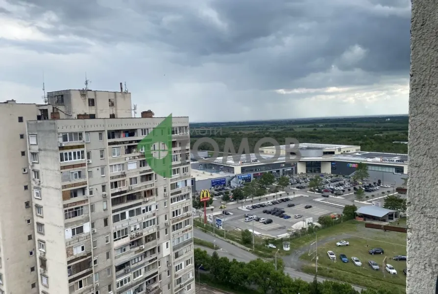 Spacious Three-Bedroom Apartment with Stunning City Views. - Image 5