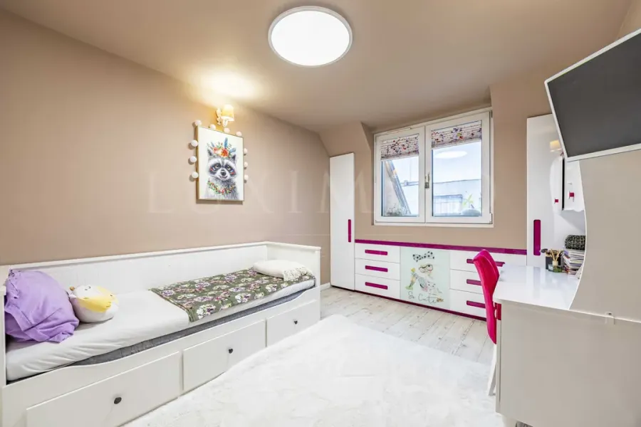 Spacious Furnished Maisonette with Stunning Sofia & Mountain Views - Image 2