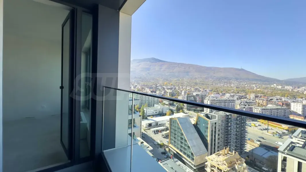 Spacious Smart Tower Apartment with Stunning City & Mountain Views - Image 5