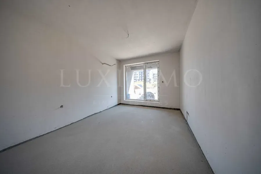 Spacious Two-Bedroom Apartment with South-Facing Yard in Malinova Dolina - Image 2