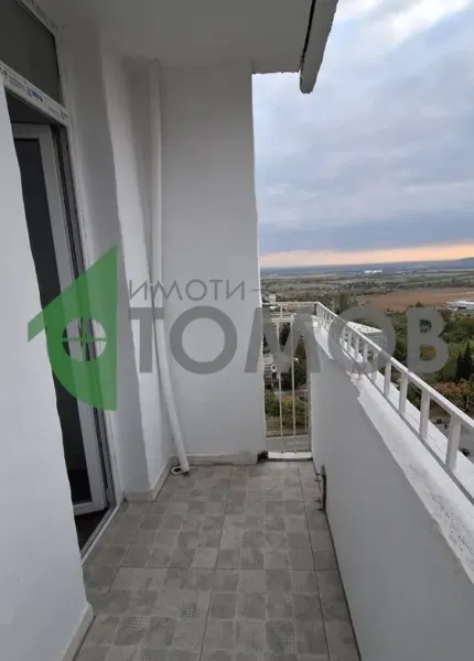 Spacious, Renovated 3BR Apartment with Great Views in Stara Zagora - Image 2