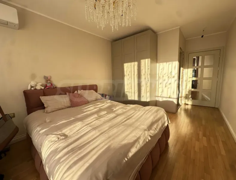 Spacious Panorama Apartment with Private Yard & Dual Parking - Image 2