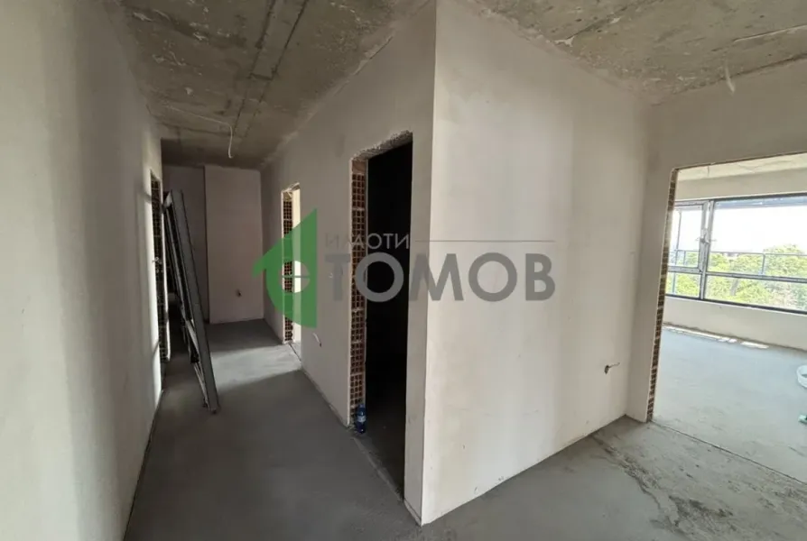 Spacious 4-Bedroom Apartment in Secure Azimov Complex, Stara Zagora - Image 1