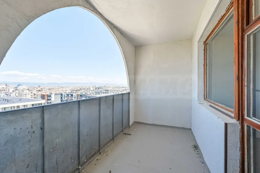 Spacious 3-Bedroom Apartment with Panoramic Views - Image 3