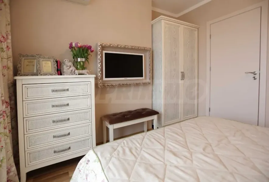 Luxury Furnished Apartment with Parking in Varna's Heart - Image 5