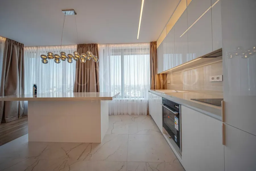 Luxurious One-Bedroom Apartment with City & Mountain Views - Image 1