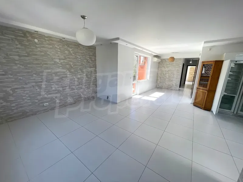 Spacious 3-Bedroom Apartment in Varna's Heart – Modern Living - Image 3