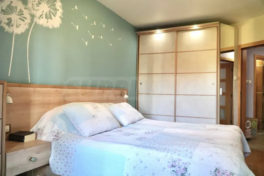 Stylish 4-Bedroom Apartment Near Grand Hotel Plovdiv - Image 3