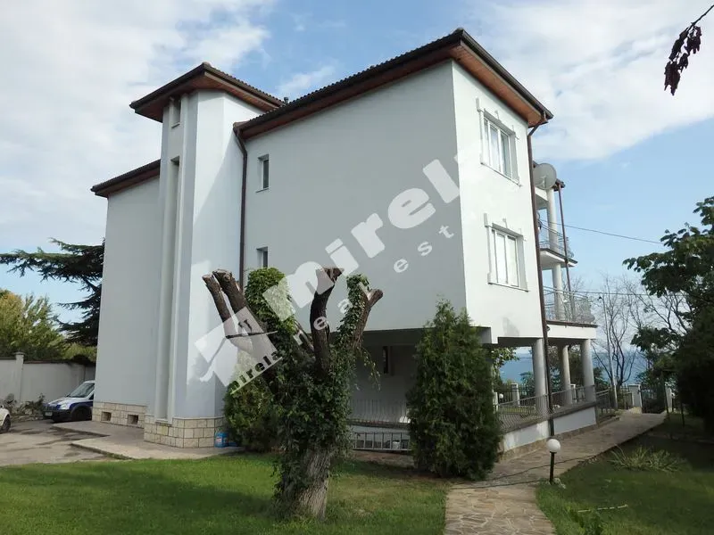 Luxury Waterfront Estate with Stunning Panoramic Views - Image 3