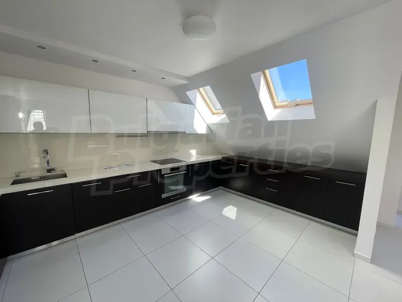 Spacious 3-Bedroom Apartment in Varna's Heart – Modern Living - Image 2