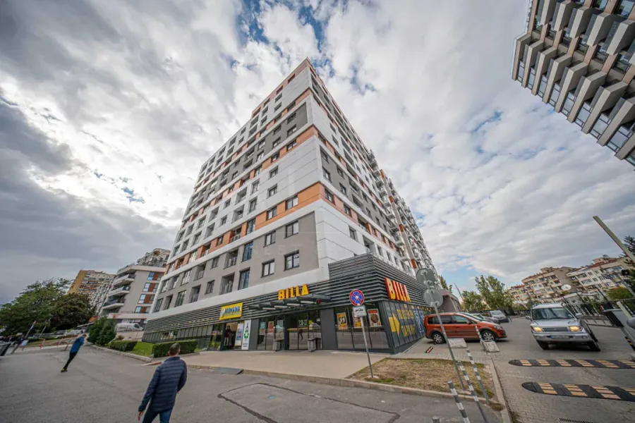 Spacious Apartment with Mountain Views, Designer Furnishings in Sofia - Image 1