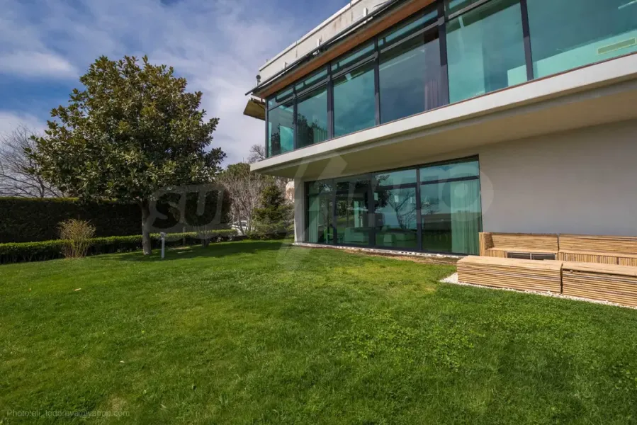 Modern Seafront Villa with Stunning Panoramic Views - Image 5