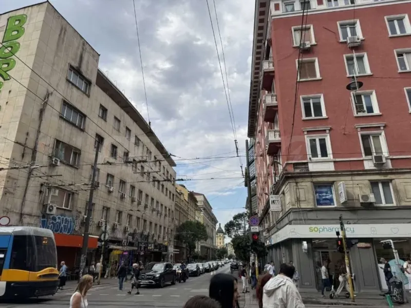 Spacious Two-Bedroom Apartment with Slavyanovo Square View - Image 5