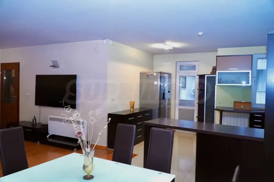 Spacious 2-Bed Apartment w/ Garage & Extra Space - Image 3