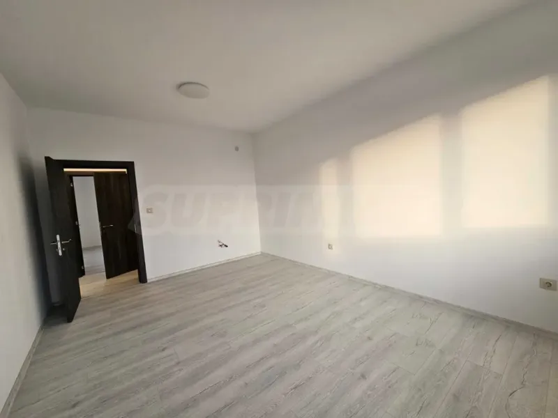 Spacious Apartment with Panoramic Views in Varna, Bulgaria - Image 3