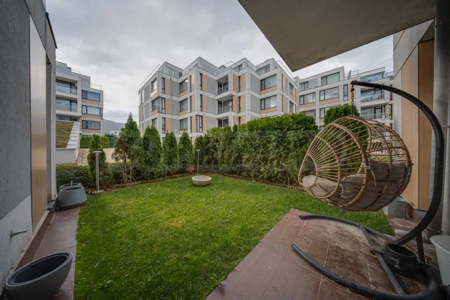 Spacious, Fully Furnished Apartment with Private Garden - Image 3