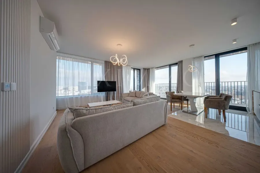 Luxury One-Bedroom Apartment with Stunning City Views - Image 1