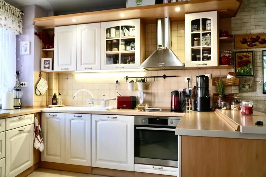 Stylish 4-Bedroom Apartment Near Grand Hotel Plovdiv - Image 4