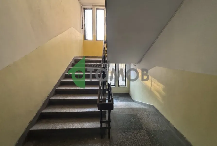 Spacious Three-Bedroom Apartment with Retail Space in Stara Zagora - Image 1