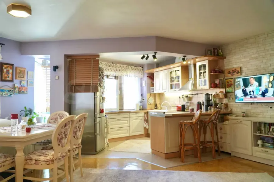 Stylish 4-Bedroom Apartment Near Grand Hotel Plovdiv - Image 1