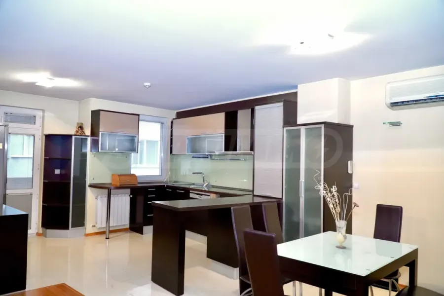 Spacious 2-Bed Apartment w/ Garage & Extra Space - Image 1