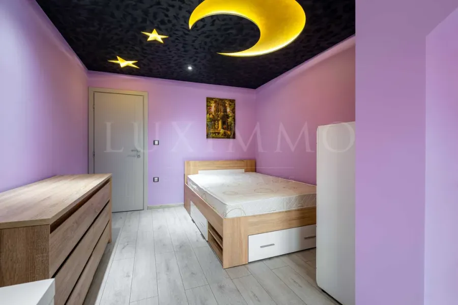 Elegant 2-Bedroom Apartment Near Bunardzhik Park - Image 1