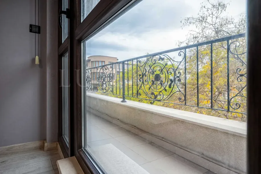 Elegant 2-Bedroom Apartment Near Bunardzhik Park - Image 2