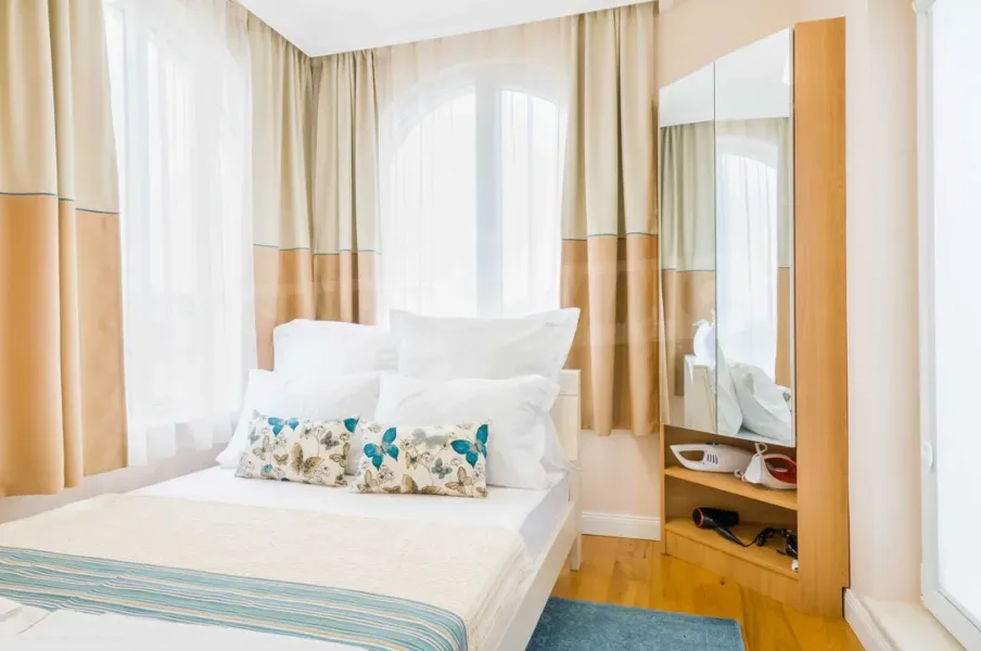 Spacious, Fully Furnished 3-Bedroom Apartment in Varna's Heart - Image 1