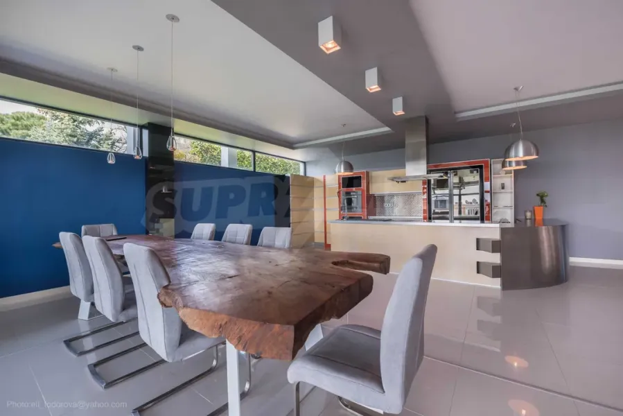 Modern Seafront Villa with Stunning Panoramic Views - Image 1